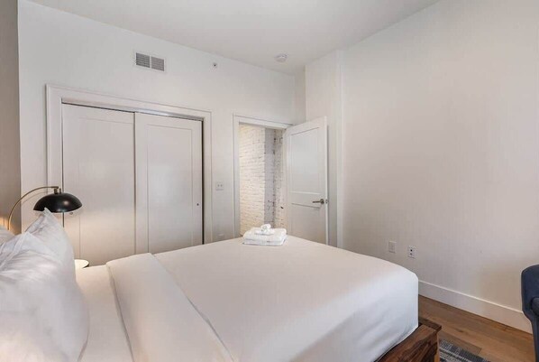 4 chambres, bureau, fer et planche à repasser, lit de bébé portatif