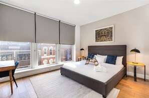 4 habitaciones, escritorio y tabla de planchar con plancha