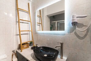 Een haardroger, handdoeken, zeep, toiletpapier