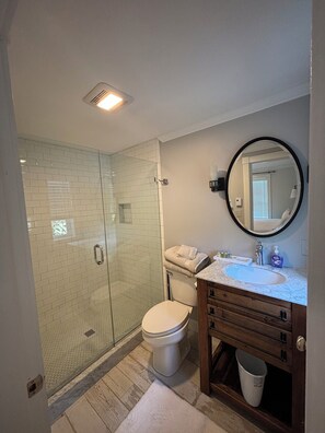 Shower, hair dryer, towels, soap - Captain's Manor a charming 3 bedroom house near the Lower Village & Dock Square (Kennebunk)