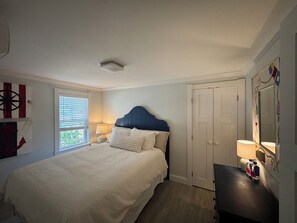 3 bedrooms, iron/ironing board, free WiFi, bed sheets - Captain's Manor a charming 3 bedroom house near the Lower Village & Dock Square (Kennebunk)