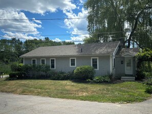 Exterior - Captain's Manor a charming 3 bedroom house near the Lower Village & Dock Square (Kennebunk)
