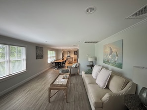 Smart TV - Captain's Manor a charming 3 bedroom house near the Lower Village & Dock Square (Kennebunk)