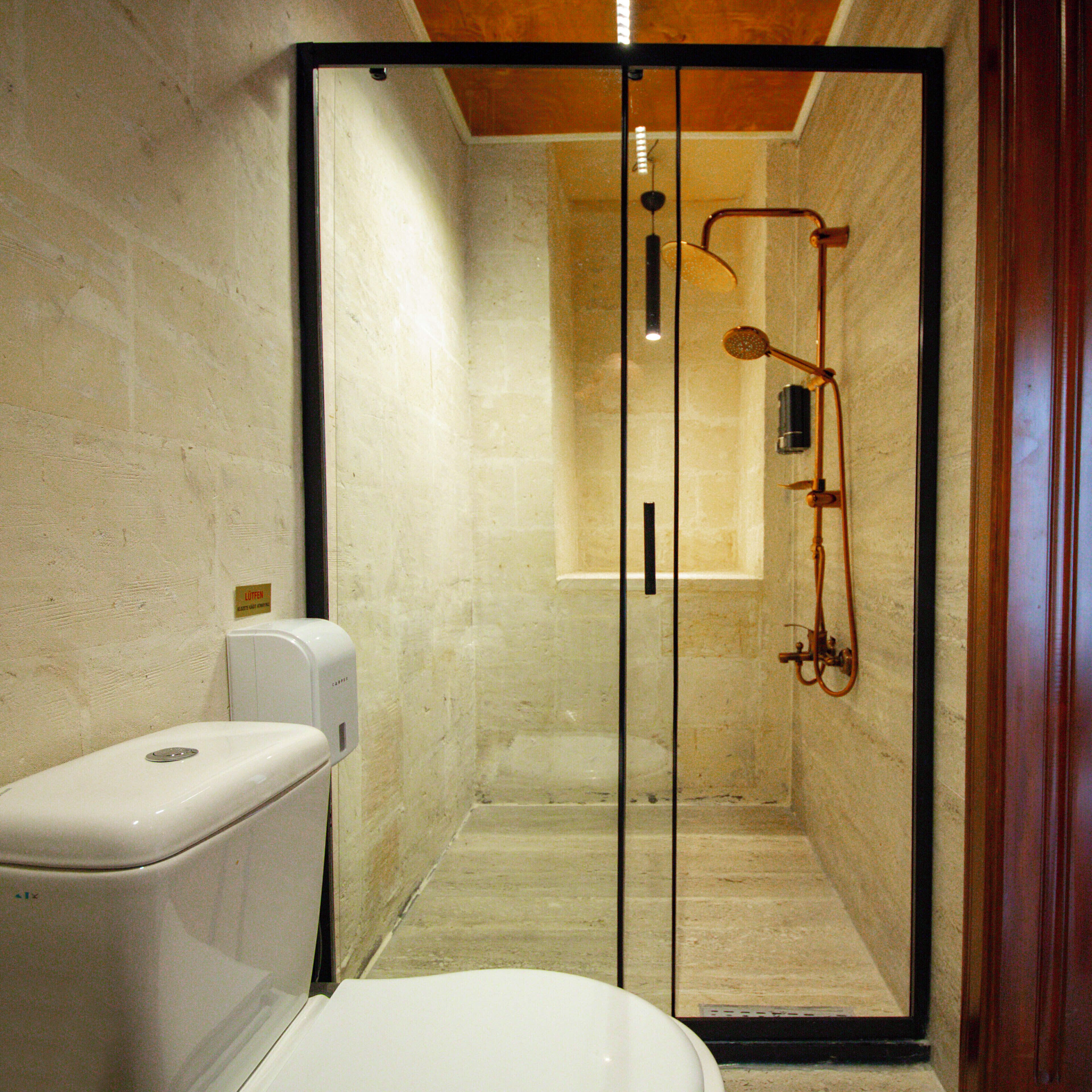 华丽双人房或双床房 | 浴室 | 淋浴设施、吹风机、毛巾、肥皂