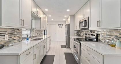 Charming 3-bedroom house with WiFi and AC in brilliant Port St. Lucie