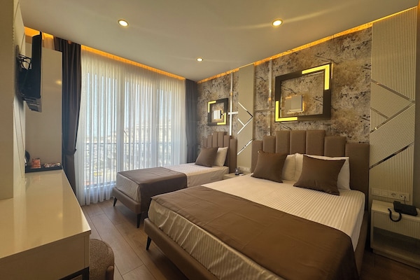 Deluxe Triple Room | Desk, laptop workspace, free WiFi, bed sheets