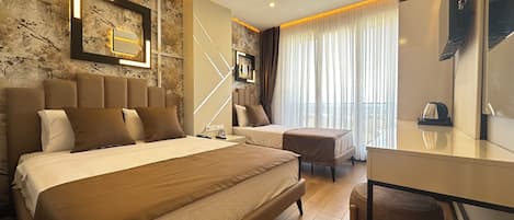 Deluxe driepersoonskamer | Een bureau, een laptopwerkplek, gratis wifi, beddengoed