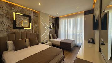 Deluxe Triple Room | Desk, laptop workspace, free WiFi, bed sheets