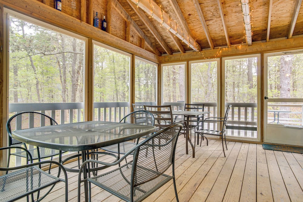 1/2 Mi to Cooks Brook Beach: Cape Cod Gem w/ Deck - Thumpertown Beach, MA