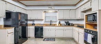 Walk to Graceland: Spacious Memphis Home!