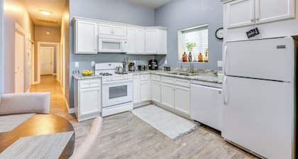 Apartment 2 Mi to Chase Field & PHX Arena!