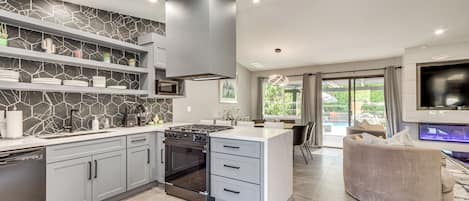 House (5 Bedrooms) | Interior