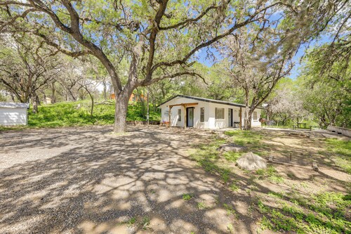 10 Mi to Garner State Park: Concan Home w/ Patio