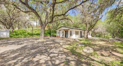 10 Mi to Garner State Park: Concan Home w/ Patio