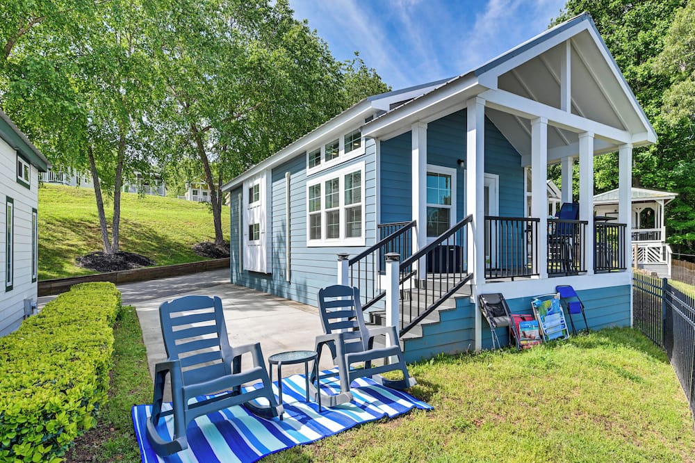 Lake View Tiny Home w/ Pool Access - Pumpkin Center, NC