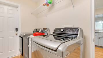 House (5 Bedrooms) | Interior