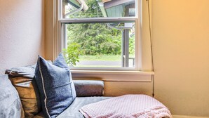 A corner of a room with a window, a cushioned bench, and a view of greenery outside. - Mt Rainier Retreat 7 Mi to Park Entrance! (Ashford)