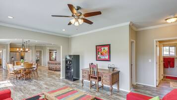 House (4 Bedrooms) | Interior