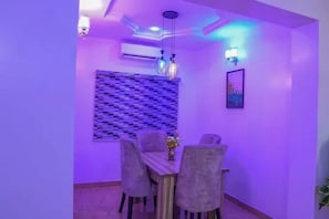 Apartamento família, sacada, vista para a cidade | Sala de jantar
