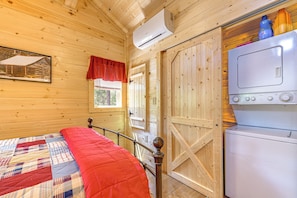 Interior - Private + Secluded: Open-concept Sevierville Cabin (Sevierville)