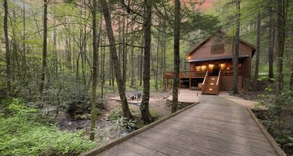 Cozy Cohutta Cabin: Creekside Cabin in Ellijay!