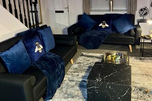 TV - 2-bed - Sleeps 4 - Pet Friendly & Free Parking (Bolton)