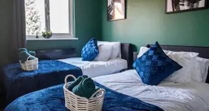 2-bed - Sleeps 4 - Pet Friendly & Free Parking