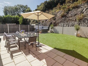 Outdoor dining - Hafan Y Gof (Newcastle Emlyn)
