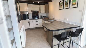 Fridge, microwave, dishwasher, cookware/dishes/utensils