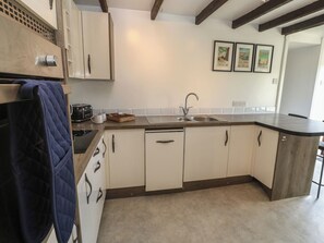 Dishwasher, cookware/dishes/utensils - Candle Croft (Redruth)