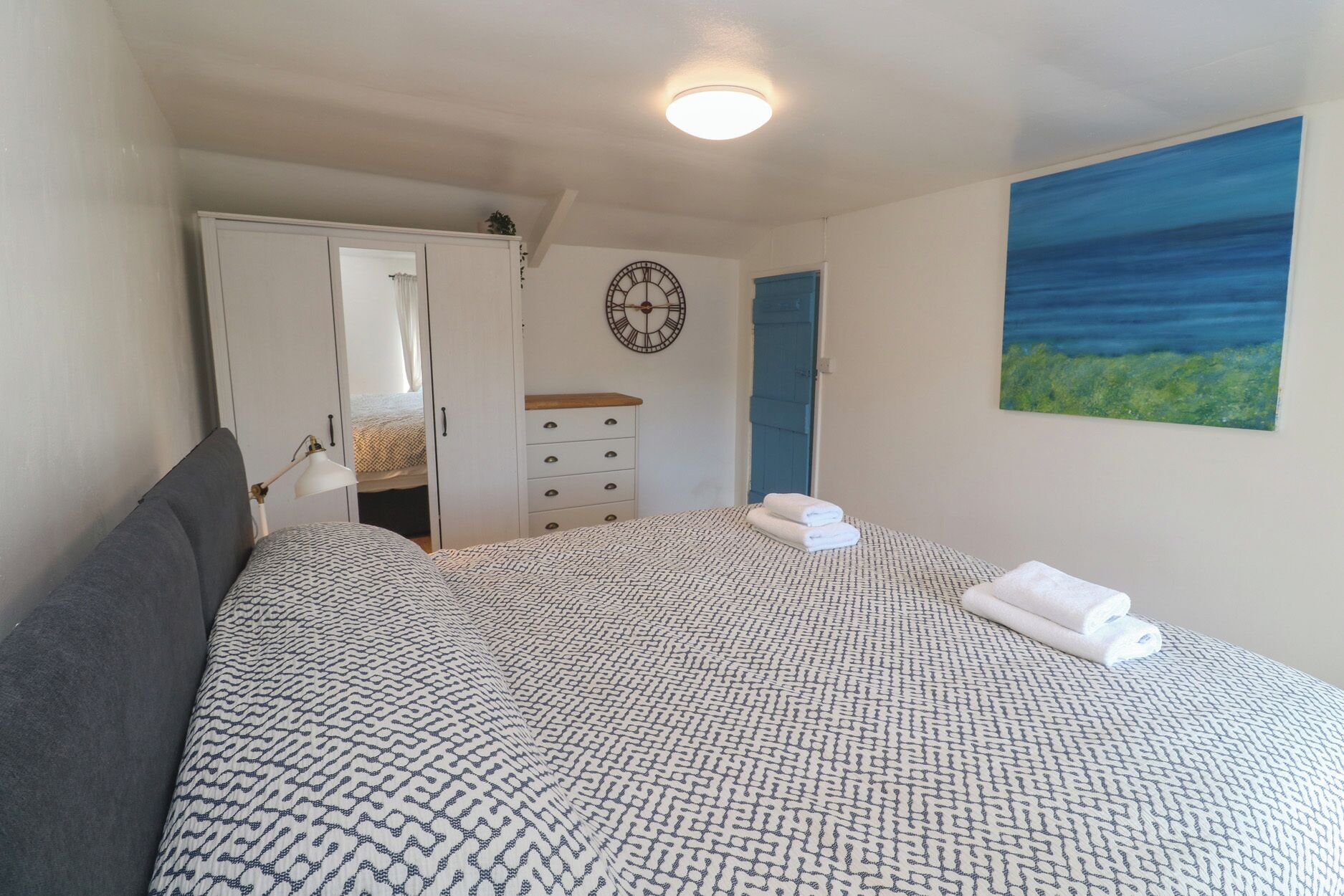 2 عدّة غرف نوم وبديكورات فريدة لكل غرفة وطراز فريد لكل وحدة