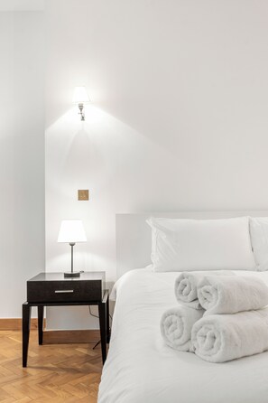 2 chambres, fer et planche à repasser, lit de bébé portatif