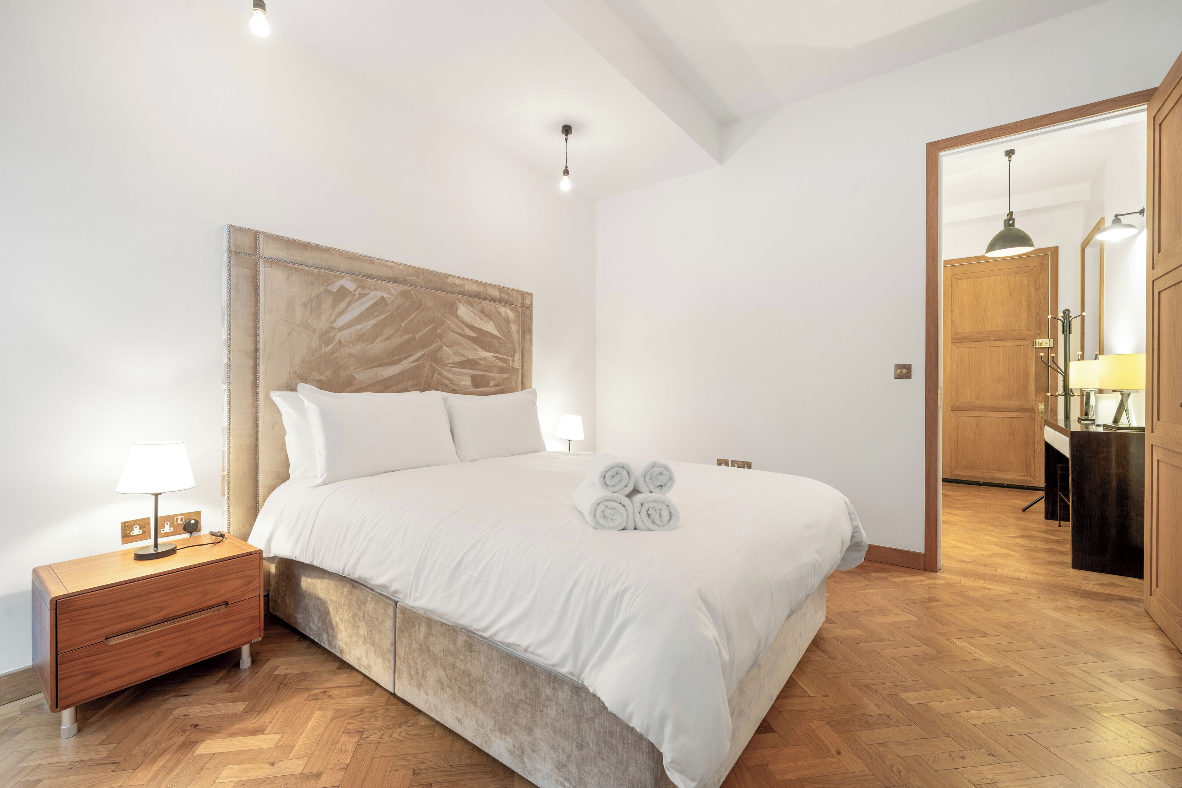 2 habitaciones, tabla de planchar con plancha y cuna de viaje 