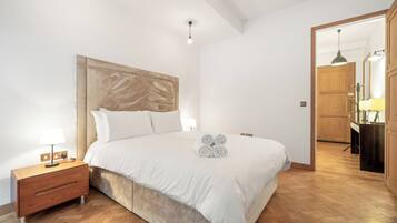 2 habitaciones, tabla de planchar con plancha y cuna de viaje