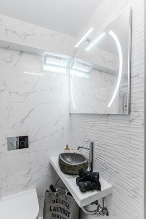 Douche, sèche-cheveux, serviettes fournies, savon