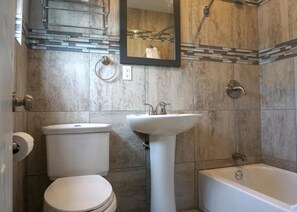 Een douche, een haardroger, handdoeken, zeep