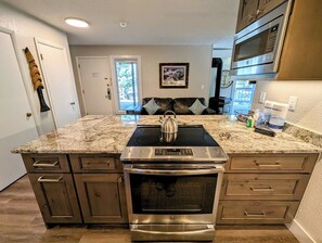Fridge, microwave, oven, stovetop - Stylish Studio Mountain Escape/Trails, Bike Paths (Keystone)