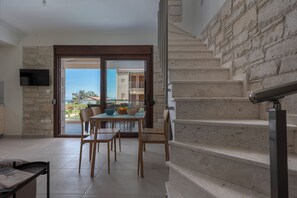 Grand suite | Privékeuken | Een koelkast, een oven, een kookplaat, een espressoapparaat