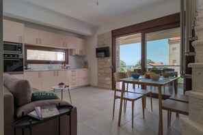 Suite Grand | Cocina privada | Frigorífico, horno, placa de cocina y máquina de café espresso