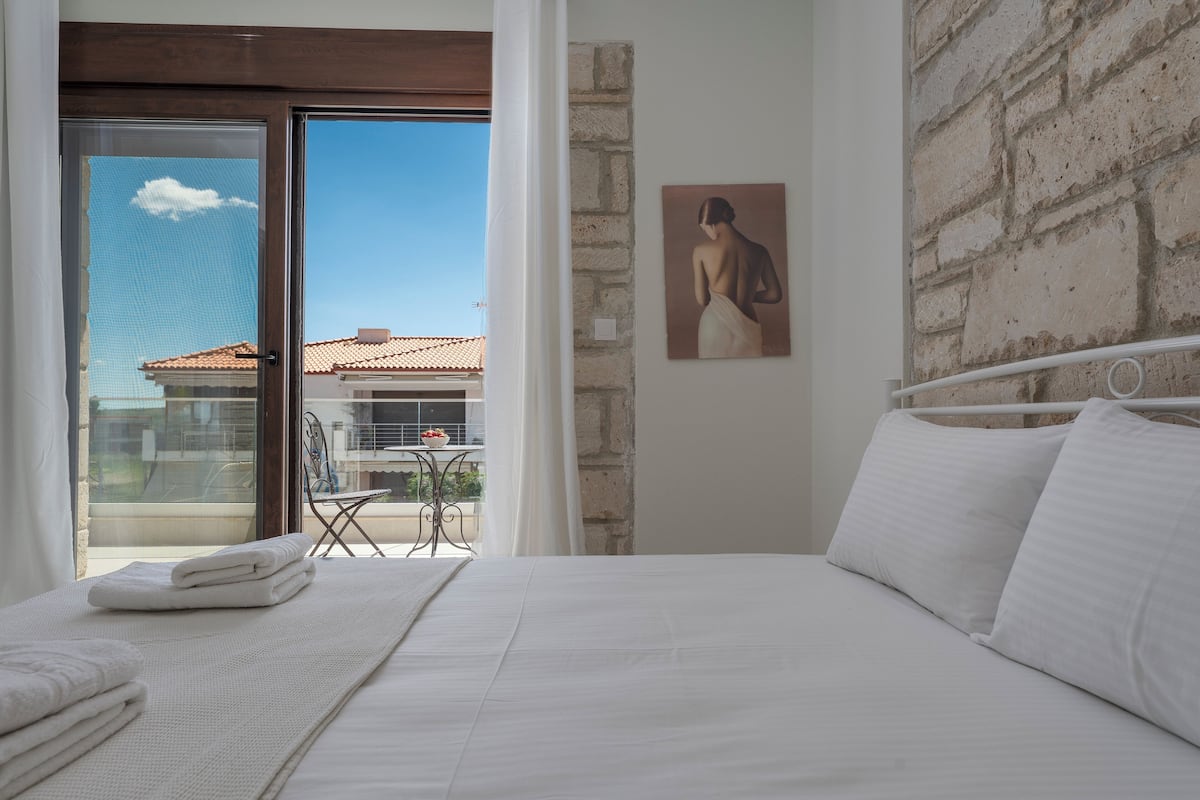 Split Level Suite with Two Bedrooms | 1 bedroom, free WiFi