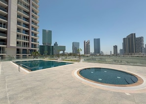 Una piscina al aire libre