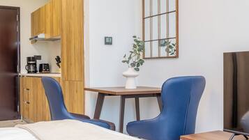 Deluxe Studio, Balcony, City View | In-room dining