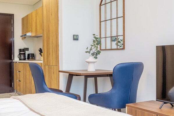 Estúdio luxo, sacada, vista para a cidade | Opções para refeição no quarto