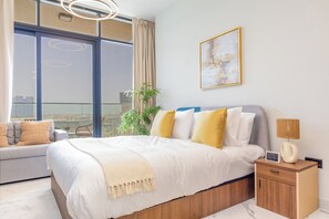 Estúdio luxo, sacada, vista para a cidade | Cofres nos quartos, ferros/tábuas de passar roupa, Wi-Fi de cortesia