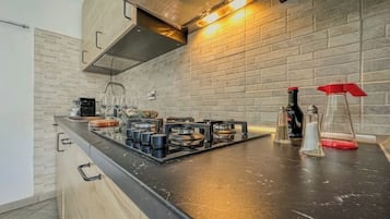 KĂŒhlschrank, Mikrowelle, Ofen, Herdplatte