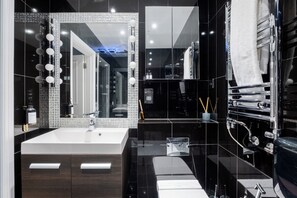 Apartemen Mewah | Kamar mandi | Shower, pancuran hujan,  dan perlengkapan kamar mandi ramah lingkungan