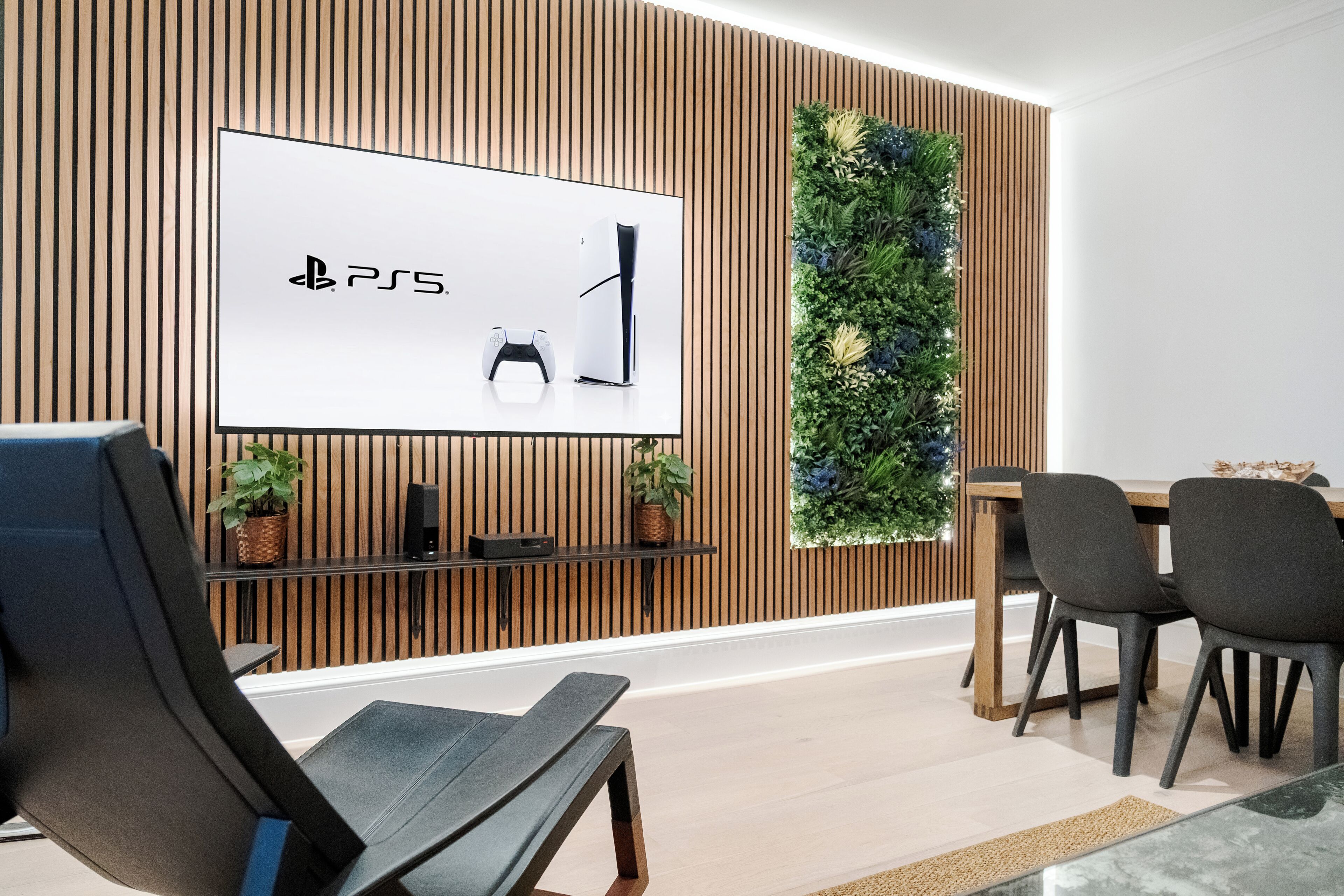 Luxe appartement | Woonkamer | Een 70-inch smart-tv met digitale zenders, Netflix en Hulu