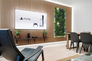 Luksusleilighet | Oppholdsrom | En 70-tommers smart-TV med digitale kanaler samt Netflix og Hulu