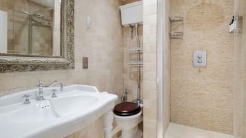 Luxury Apartment | Bathroom | Shower, hair dryer, towels, soap