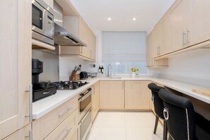 Luxury Apartment | Private kitchen | Full-size fridge, microwave, oven, stovetop - Luxury 2 Bedroom Oasis in Central London (London)